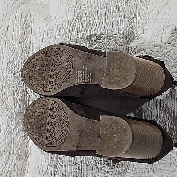 So open toe brown  suede heeled shoe 7.5 M with  cutouts - Picture 12 of 13